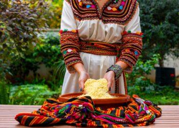Yennayer - Donna prepara cous cous.