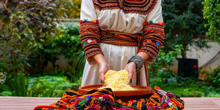 Yennayer - Donna prepara cous cous.