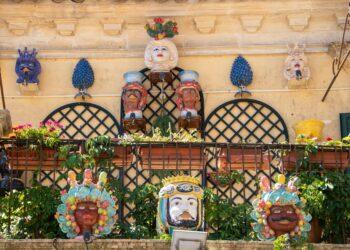 Teste di moro su un balcone siciliano.