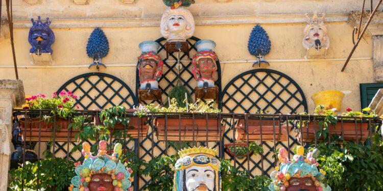 Teste di moro su un balcone siciliano.