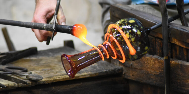 Lavorazione del vetro di Murano, Venezia.