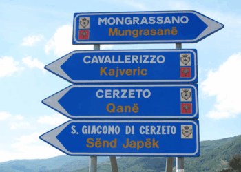 Cartello stradale bilingua. Crediti: Asia via Wikimedia Commons. CC BY-SA 4.0.