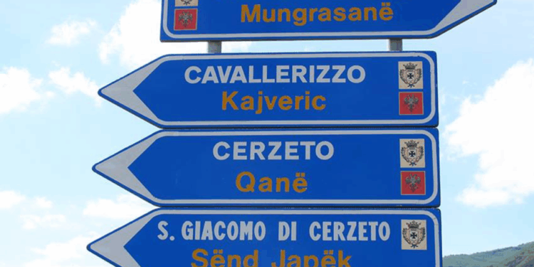 Cartello stradale bilingua. Crediti: Asia via Wikimedia Commons. CC BY-SA 4.0.