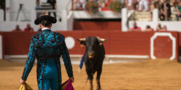 Torero e toro durante una corrida.