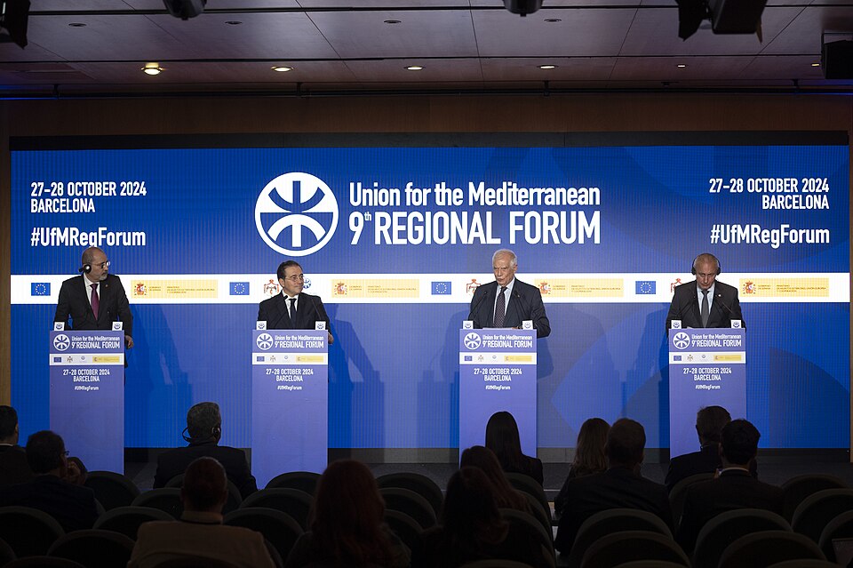 Il ministro degli Esteri della Giordania Ayman Safadi, a sinistra, il ministro degli Esteri spagnolo José Manuel Albares, al centro a sinistra, Josep Borrell, al centro a destra, e il segretario generale dell’Unione per il Mediterraneo Nasser Kamel, a destra, durante la conferenza stampa del 9º Forum regionale dell’Unione per il Mediterraneo (UfM), a Barcellona, Spagna. Crediti: Ines Baucells / European Union via wikimedia commons. CC BY-SA 4.0