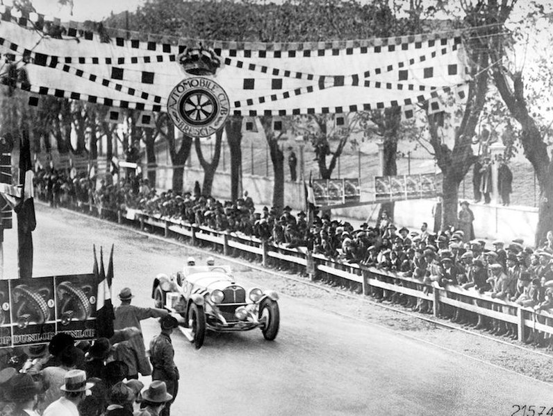 Rudolf Caracciola e Wilhelm Sebastian vincono la Mille Miglia 1931 a Brescia con la Mercedes SSKL #87, primi a superare i 100 km/h di media sul percorso Brescia-Roma-Brescia.