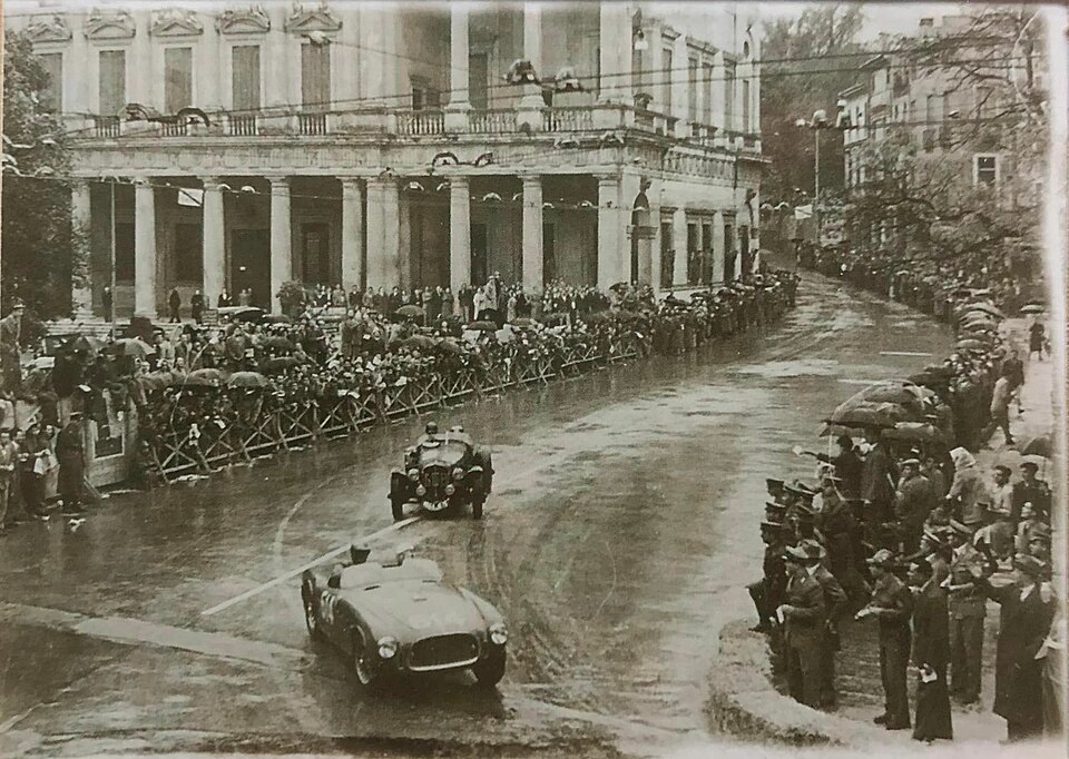 Ferrari 340 America Vignale Spyder (Taruffi) seguita da una Delahaye 135 MS a Vicenza durante la Mille Miglia del 1952.