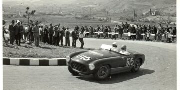 Giuseppe Farina e Luigi Parenti sulla Ferrari 340 MM Touring Spyder #0268AM durante la Mille Miglia 1953; costretti al ritiro per la rottura del differenziale.