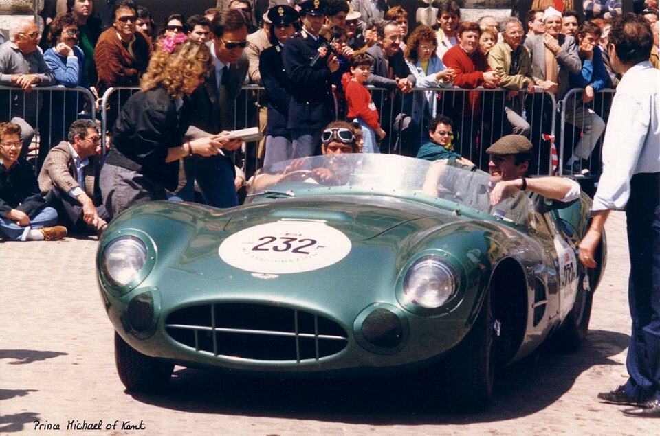 L’Aston Martin DBR2/1 alla Mille Miglia 1987 in Piazza del Popolo a Pesaro: alla guida il Principe Michael of Kent, con Victor Gauntlett come passeggero.