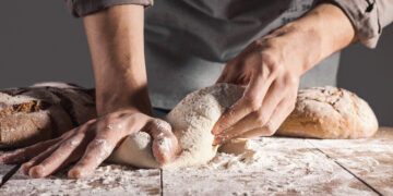 Ploumisto psomi: pane cerimoniale greco finemente intagliato