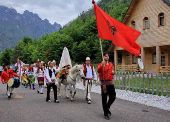 Ceremonia e Marrjes se Nuses - Valbonë. La cerimonia del corteo nuziale – Valbonë. Matrimonio in Albania. Crediti: Shkelzen Rexha Gjakovë via Wikimedia Commons. CC BY-SA 4.0