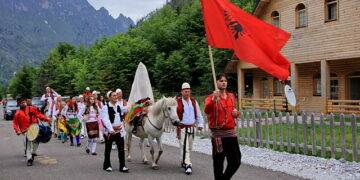 Ceremonia e Marrjes se Nuses - Valbonë. La cerimonia del corteo nuziale – Valbonë. Matrimonio in Albania. Crediti: Shkelzen Rexha Gjakovë via Wikimedia Commons. CC BY-SA 4.0
